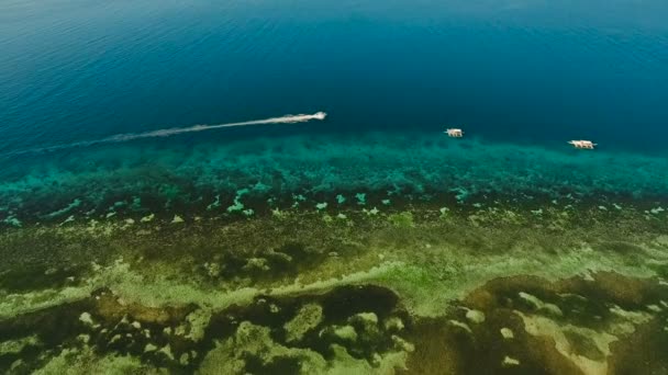 Bateau à moteur sur la mer, vue aérienne . — Video