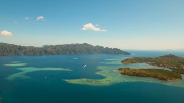 Légi kilátás trópusi lagúna, tenger, strand. Trópusi sziget. Busuanga, Palawan, Fülöp-szigetek. — Stock videók