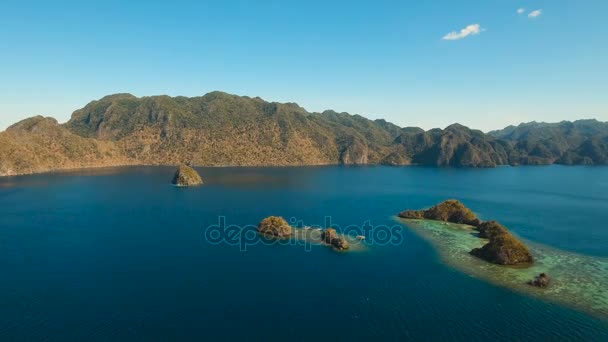 Vue aérienne lagune tropicale, mer, plage. Île tropicale. Busuanga, Palawan, Philippines. — Video