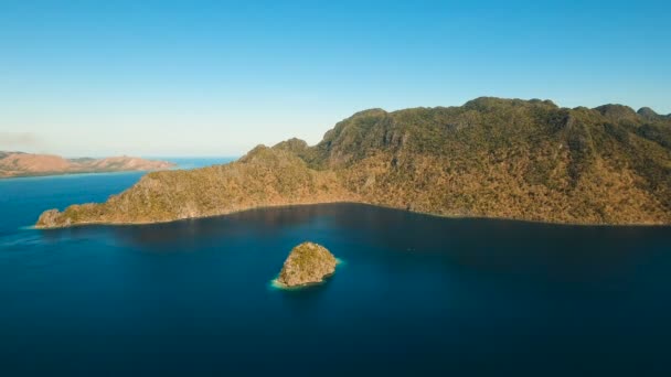 Uitzicht vanuit de lucht tropische lagune, zee, strand. Tropisch eiland. Busuanga, Palawan, Filipijnen. — Stockvideo