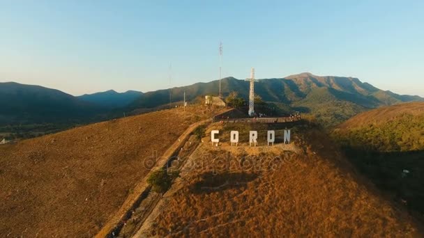 Teken van de stad van Coron op de heuvel. Kruis op een heuvel, Filippijnen, Coron, Palawan Busuanga. — Stockvideo