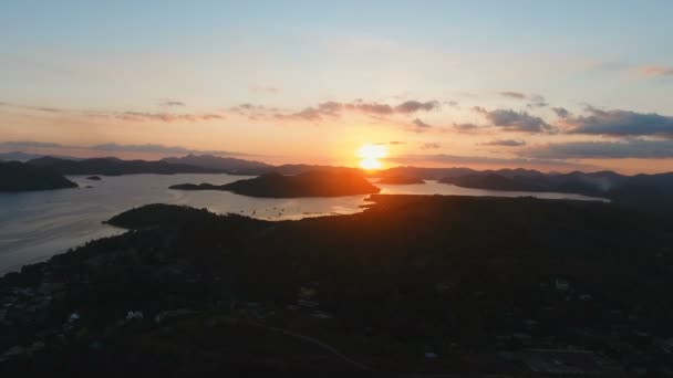 Hermosa puesta de sol sobre el mar, vista aérea. Isla de Busuanga Filipinas . — Vídeo de stock