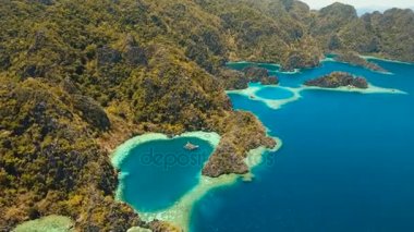 Hava manzaralı tropikal göl, deniz, sahil. Tropikal ada. Busuanga, Palawan, Filipinler.