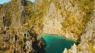 Havadan görünümü İki Yataklı göl, deniz, plaj. Tropik ada. Busuanga, Palawan, Filipinler.