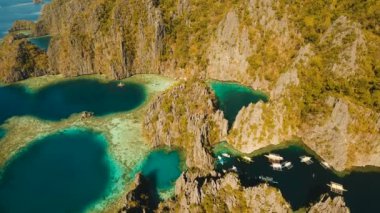 Havadan görünümü İki Yataklı göl, deniz, plaj. Tropik ada. Busuanga, Palawan, Filipinler.