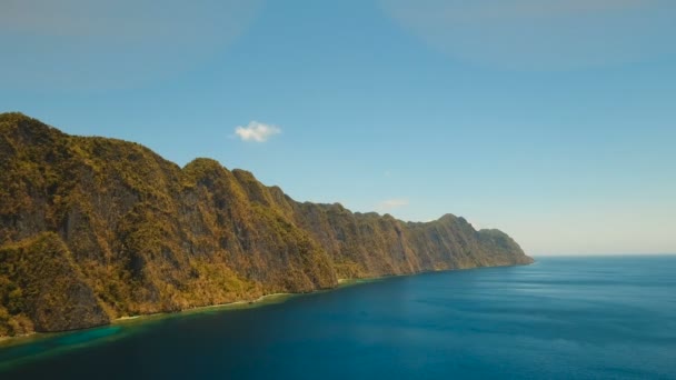 Légi kilátás trópusi lagúna, tenger, strand. Trópusi sziget. Busuanga, Palawan, Fülöp-szigetek. — Stock videók