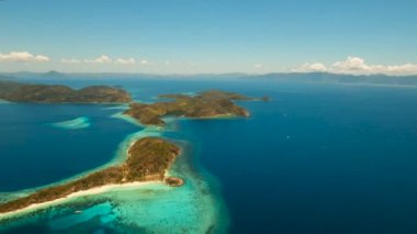Hava manzaralı tropikal göl, deniz, sahil. Tropikal ada. Busuanga, Palawan, Filipinler.