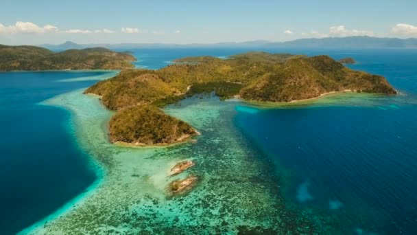 Widok z lotu ptaka tropikalna laguna, morze, plaża. Tropikalna wyspa. Busuanga, Palawan, Filipiny. — Wideo stockowe