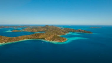 Havadan görünümü tropikal lagün, deniz, plaj. Tropik ada. Coron Palawan, Filipinler.