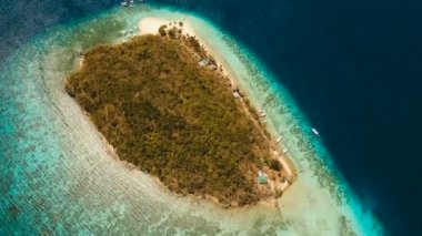 Muz adasındaki hava manzaralı güzel bir plaj. Filipinler.