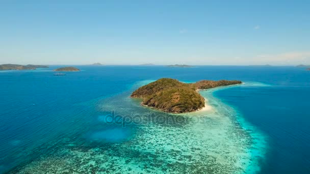 Вид с воздуха тропическая лагуна, море, пляж. Тропический остров. Бусуанга, Палаван, Филиппины. — стоковое видео