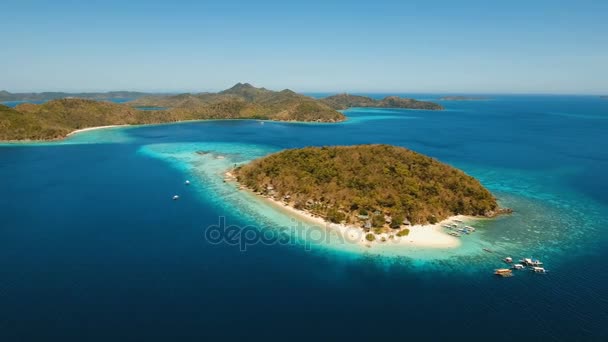 Luftaufnahme schöner Strand auf einer tropischen Insel Banana. Philippinen. — Stockvideo