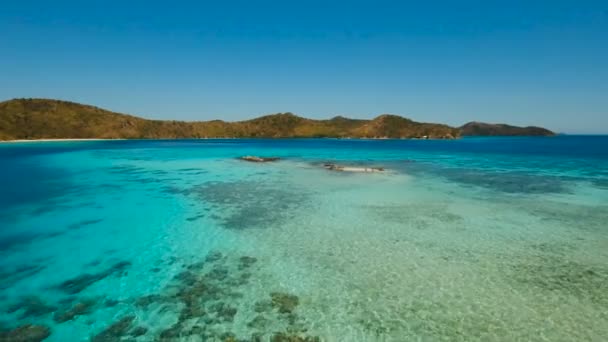 Vista aérea hermosa playa en una isla tropical Banana. Filipinas. — Vídeo de stock