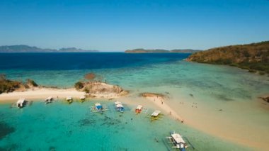Hava güzel bir plaj tropikal bir adada görüntüleyin. Coron Palawan, Filipinler.