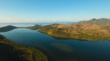 Tropikal peyzaj, dağlar, orman, defne. Busuanga, Palawan, Filipinler.