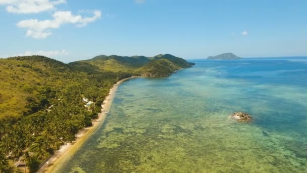 Letecký pohled krásné pláže na tropickém ostrově. Busuanga, Palawan, Filipíny. — Stock video