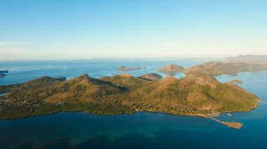 Hava manzaralı tropikal göl, deniz, sahil. Tropikal ada. Busuanga, Palawan, Filipinler.