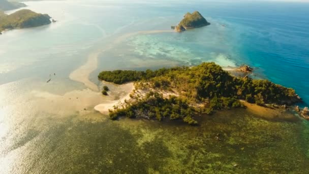 Luftaufnahme wunderschöne Meereslandschaft. Busuanga, Palawan, Philippinen. — Stockvideo