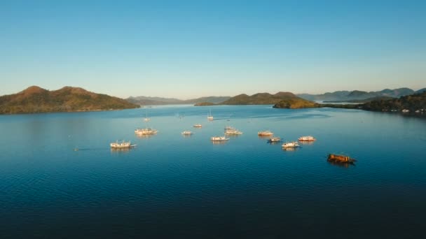 Trópusi tengeri öböl, csónakokkal. Légi felvétel: Seascape Busuanga, Palawan, Fülöp-szigetek. — Stock videók