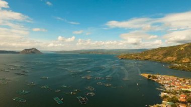 Balık Gölü Taal yetiştiriciliği. Luzon, Filipinler.