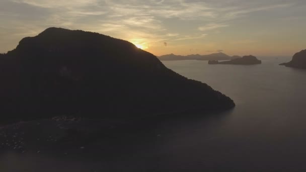 Den vackra bukten vid solnedgången. Flygbild. — Stockvideo