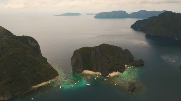Plage tropicale avec bateaux, vue aérienne. Île tropicale . — Video