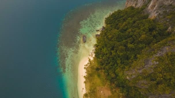 Tropisch strand met boten, luchtfoto. Tropisch eiland. — Stockvideo