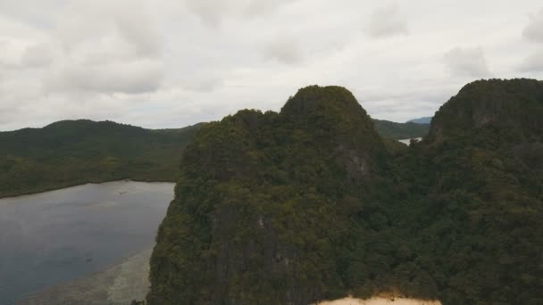 Пляж с лодками, вид с воздуха. Тропический остров . — стоковое видео