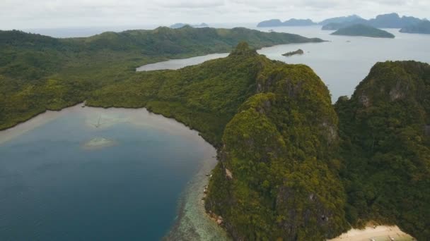 Krásná zátoka letecký pohled. Tropické ostrovy. — Stock video