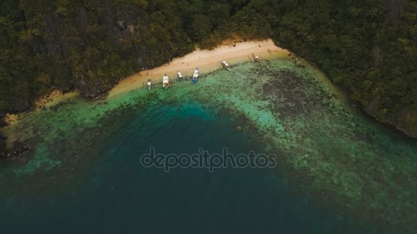 Praia tropical com barcos, vista aérea. Ilha tropical . — Vídeo de Stock