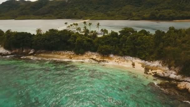 Hermosa playa tropical, vista aérea. Isla tropical . — Vídeo de stock