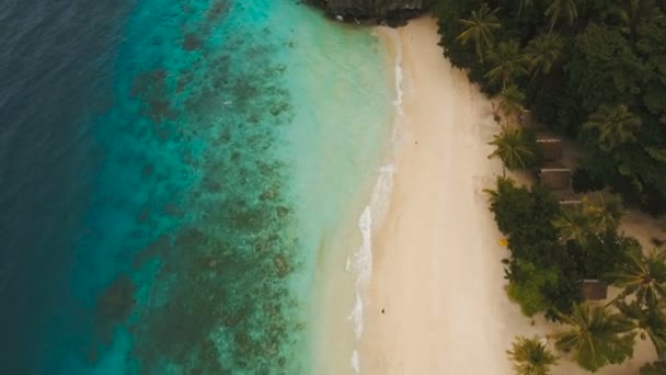 Tropická Pláž s loděmi, letecký pohled. Tropický ostrov. — Stock video