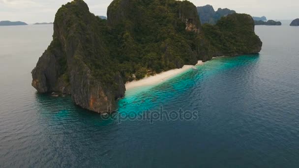 Tropisch strand, luchtfoto. Tropisch eiland. — Stockvideo