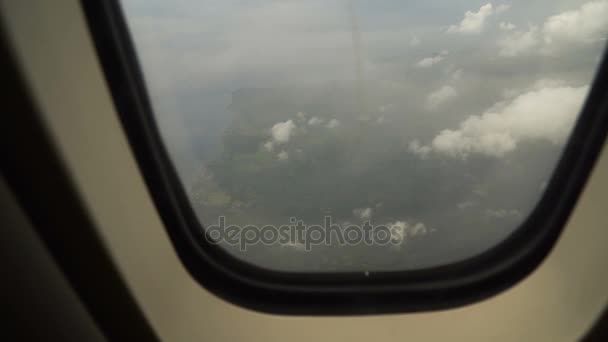 Vue depuis une fenêtre d'avion sur l'océan. — Video