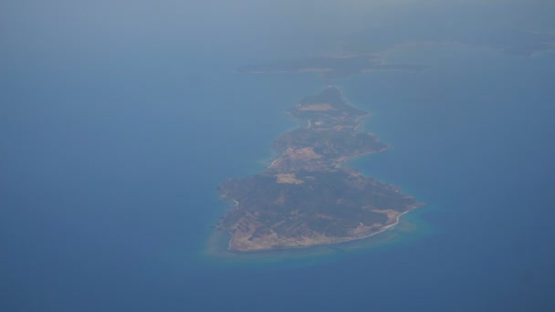 Vista de uma janela de avião no oceano. — Vídeo de Stock