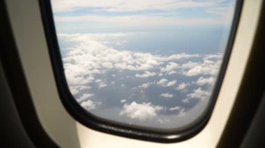Bir uçak penceresinden görüntüle.