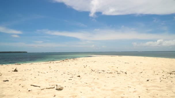 Strand auf einer tropischen Insel. Philippinen, Siargao. — Stockvideo