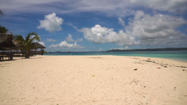 Bela praia na ilha tropical. Ilha de Daco, Filipinas, Siargao . — Vídeo de Stock