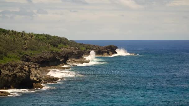 Stenig strand på en tropisk ö. Filippinerna, Siargao. — Stockvideo