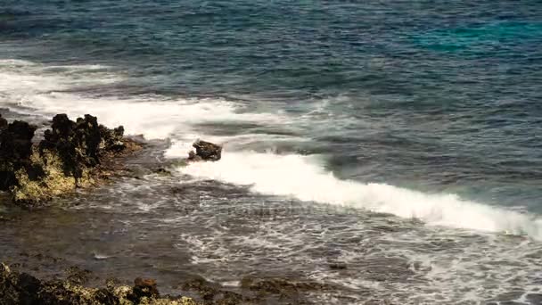Felsstrand auf einer tropischen Insel. philippinen, siargao. — Stockvideo