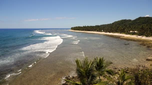 Pláž na tropickém ostrově. Filipíny, Siargao. — Stock video
