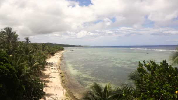 Tengerpart egy trópusi szigeten. Fülöp-szigetek, Siargao. — Stock videók