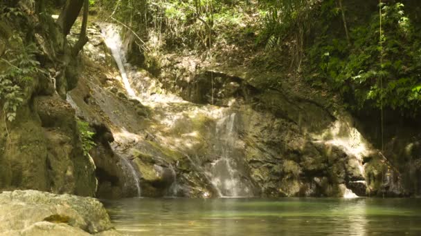 美しい熱帯の滝。フィリピン ボホール島. — ストック動画