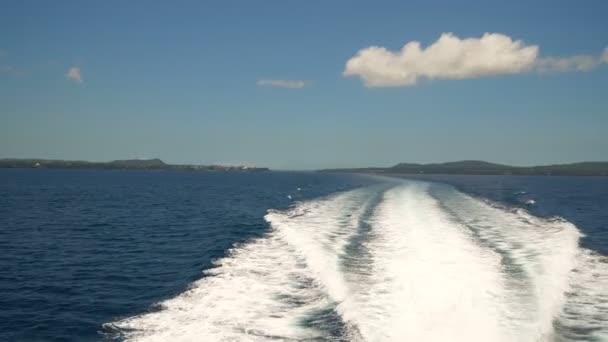 Rastros en el agua detrás del ferry . — Vídeos de Stock
