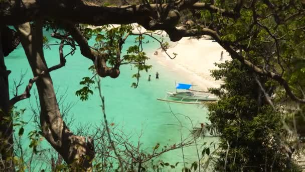 Bella spiaggia su un'isola tropicale Malcapuya. Filippine . — Video Stock