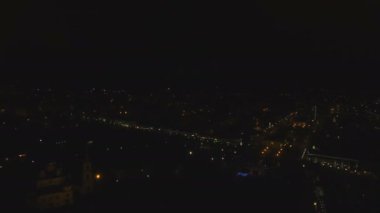 Gece gökyüzünde havai fişekler