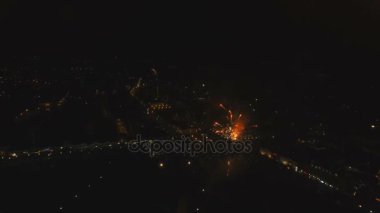 Gece gökyüzünde havai fişekler