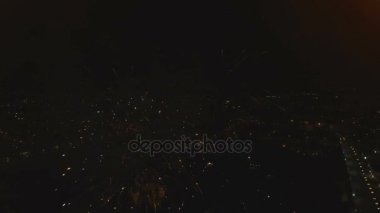 Gece gökyüzünde havai fişekler