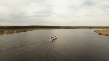 Nehir yolcu gemisinde. Havadan görünümü