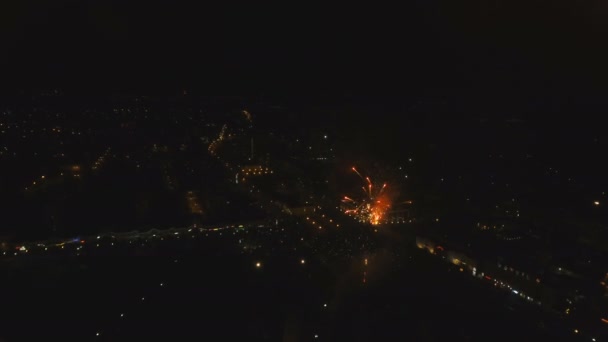 Fuegos artificiales en el cielo nocturno — Vídeo de stock